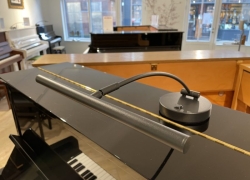Pianolamp met LED verlichting en extra lange arm voor piano's met een middenscharnier in het bovendeksel.