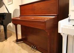 Gustav Kern piano, model 120cm Klassiek, in noten gesatineerd, afgewerkt met chroom beslag.