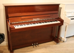 Gustav Kern piano, model 120cm Klassiek, in noten gesatineerd, afgewerkt met chroom beslag.