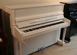 Gustav Kern piano, model 120cm Concert, in zwart polyester hoogglans, afgewerkt met chroom beslag.