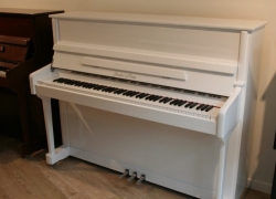 Gustav Kern piano, model 120cm Concert, in zwart polyester hoogglans, afgewerkt met chroom beslag.