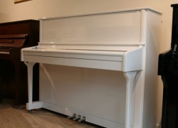 Gustav Kern piano, model 120cm Concert, in zwart polyester hoogglans, afgewerkt met chroom beslag.