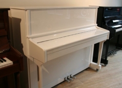 Gustav Kern piano, model 120cm Concert, in zwart polyester hoogglans, afgewerkt met chroom beslag.