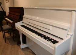 Gustav Kern piano, model 120cm Concert, in wit polyester hoogglans, afgewerkt met chroom beslag.