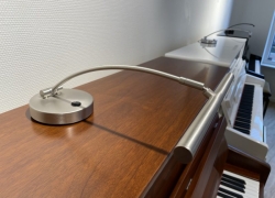 Pianolamp met LED verlichting en extra lange arm voor piano's met een middenscharnier in het bovendeksel. Prijs €275,-