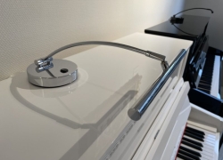 Pianolamp met LED verlichting en extra lange arm voor piano's met een middenscharnier in het bovendeksel. Prijs €275,-