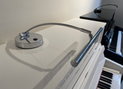 Pianolamp met LED verlichting en extra lange arm voor piano's met een middenscharnier in het bovendeksel.