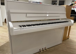 Seiler piano, model 11A uit 1981, nieuw wit polyester lak gespoten. 112cm hoog.