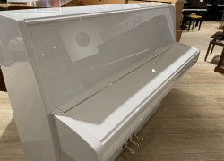 Seiler piano, model 11A uit 1981, nieuw wit polyester lak gespoten. 112cm hoog.